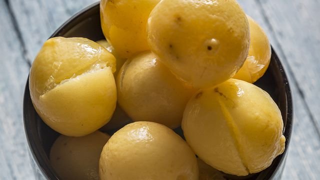 How to make boiled pickled lemon