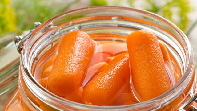 Quick pickled carrots